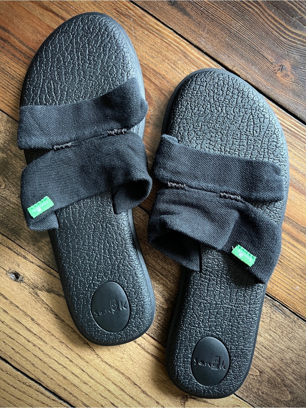 SANUK • Yoga Mat Capri Slides black cushion sandals flip flops footwear size 9